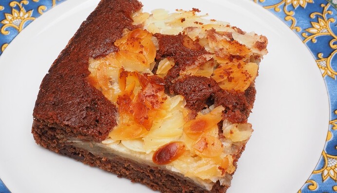 Як приготувати шоколадну шарлотку з грушами: оригінальний рецепт