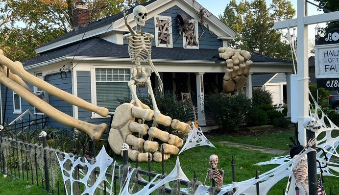 Американець до Хелловіну прикрасив будинок гігантським скелетом, і цей декор став вірусним у мережі