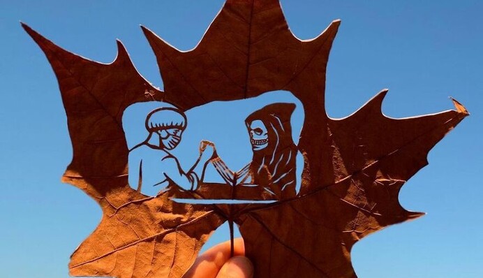 Художник перетворює опале листя на картини, і в кожній його роботі вміщується ціла історія