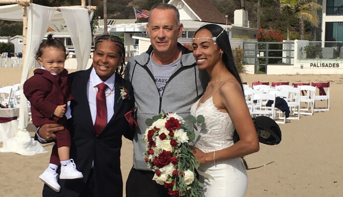 Не смог пройти мимо. Том Хэнкс заявился на свадьбу незнакомцев и удивил молодоженов