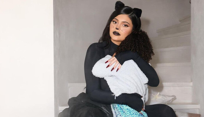 Вагітна Кайлі Дженнер показала круглий животик в обтислому костюмі на Хелловін