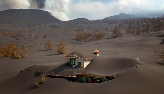 Фантастический пейзаж. Фотограф показал, как дома засыпало пеплом после извержения вулкана на Канарах