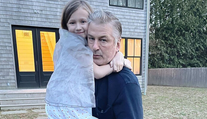 Жена Алека Болдуина показала, как их семья отпраздновала Хэллоуин после стрельбы на съемках