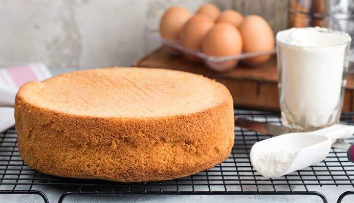 Як приготувати лінивий бісквіт: простий рецепт основи для торта