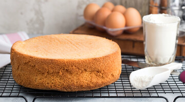 Як приготувати лінивий бісквіт: простий рецепт основи для торта