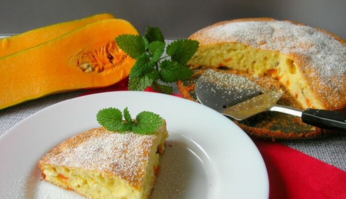 Печем дома ароматную шарлотку с тыквой: простой рецепт