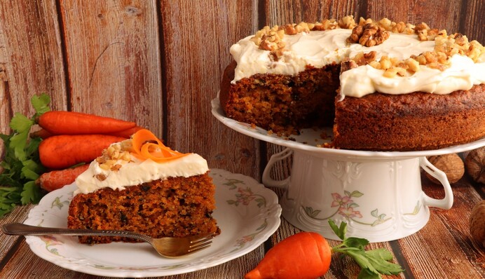 Печемо ароматний морквяний пиріг з горіхами: простий рецепт