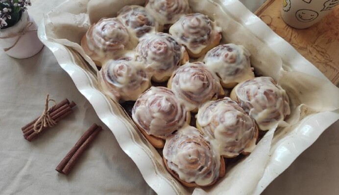 Печем дома ароматные синнабоны с карамелью: простой рецепт