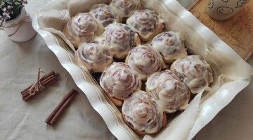 Печемо вдома ароматні сіннабони з карамеллю: простий рецепт