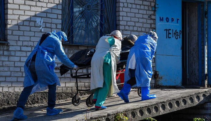 Люди хворіють сотнями, вмирають десятками: як COVID-19 окуповує ОРДЛО