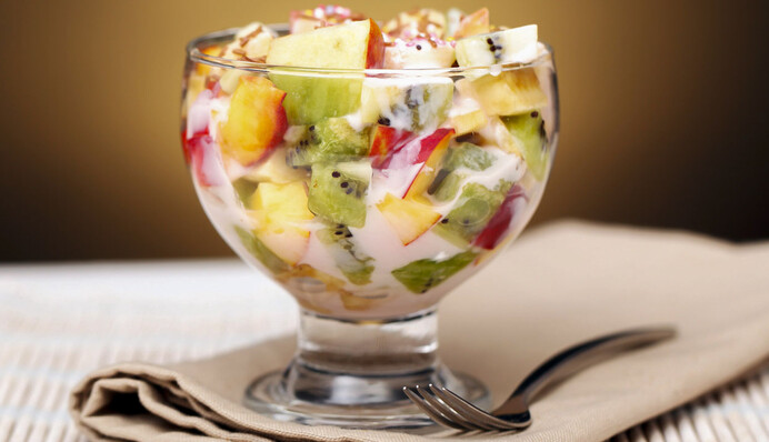 Как приготовить вкусный фруктовый салат с йогуртом: простой рецепт