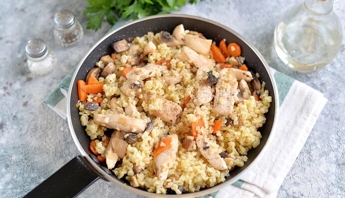 Як приготувати булгур з м'ясом і грибами на сковороді: простий рецепт