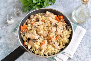 Як приготувати булгур з м'ясом і грибами на сковороді: простий рецепт