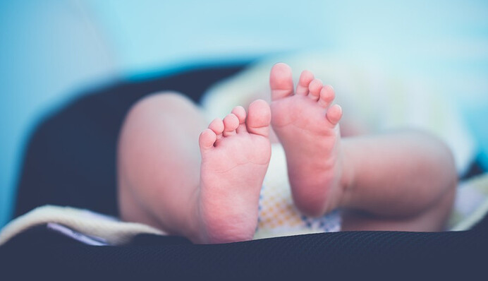 Через помилку в клініці штучного запліднення жінка виносила та народила чужу дитину