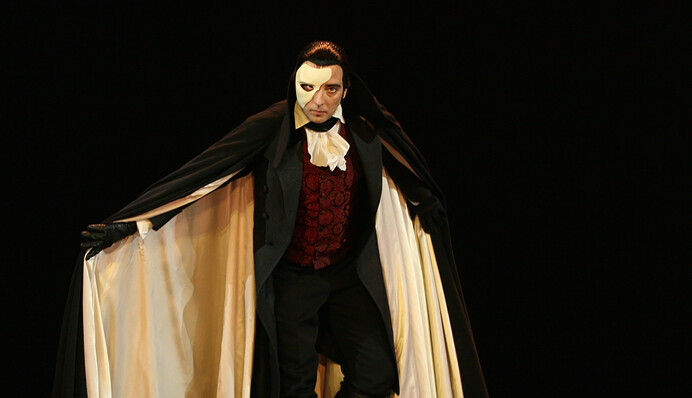 Призрак оперы. Пожарные спасли голого мужчину, который застрял в стене туалета в пустом театре