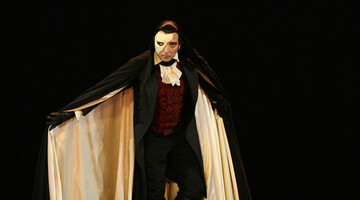 Призрак оперы. Пожарные спасли голого мужчину, который застрял в стене туалета в пустом театре