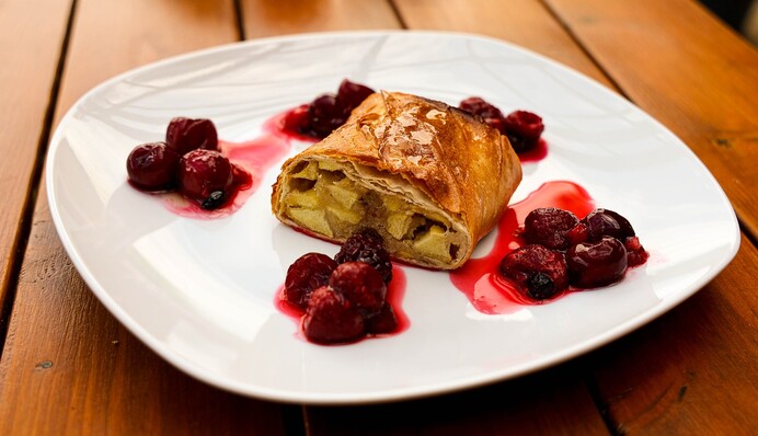 Печемо вдома смачний штрудель з маком та яблуками: простий рецепт