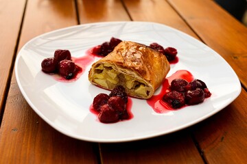 Печемо вдома смачний штрудель з маком та яблуками: простий рецепт