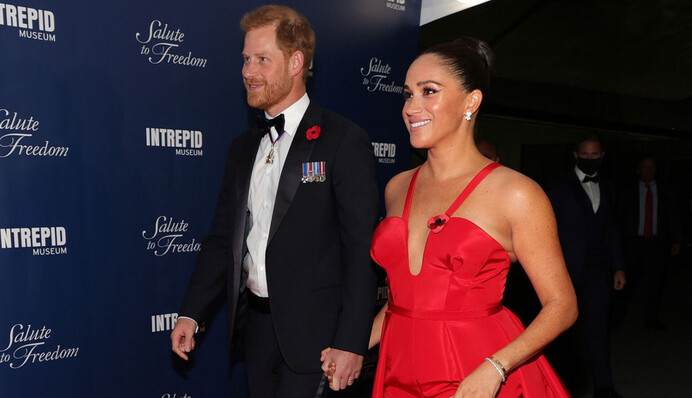 Принц Гарри и Меган Маркл в платье с глубоким декольте вышли на красную дорожку в Нью-Йорке: фото