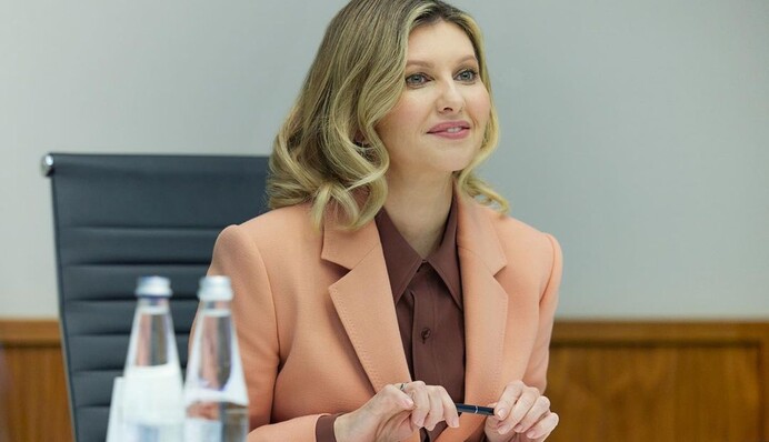 Олена Зеленська з'явилася на зустрічі у стильному жакеті - перша леді віддала перевагу яскравому кольору