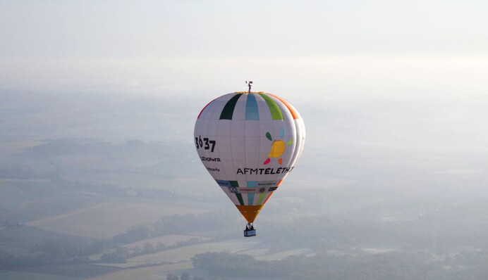 Парень поднялся на рекордную высоту на куполе воздушного шара, и от этих фото захватывает дух