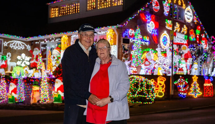 Пожилая пара так ждет Рождество, что уже украсила весь дом и заряжает соседей настроением: фото