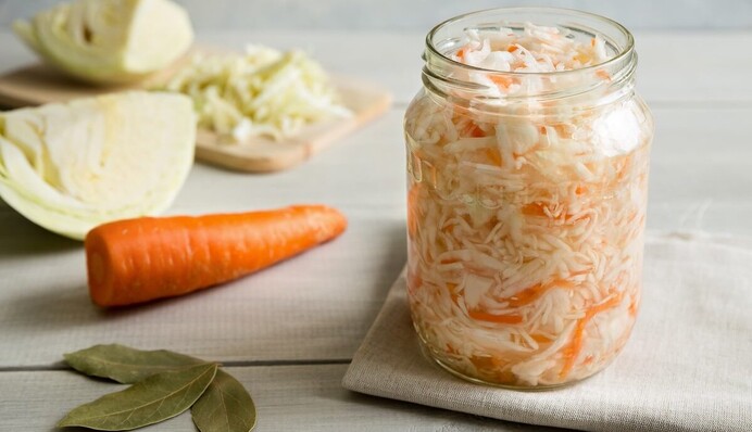 Как вкусно заквасить капусту всего за сутки: быстрый рецепт