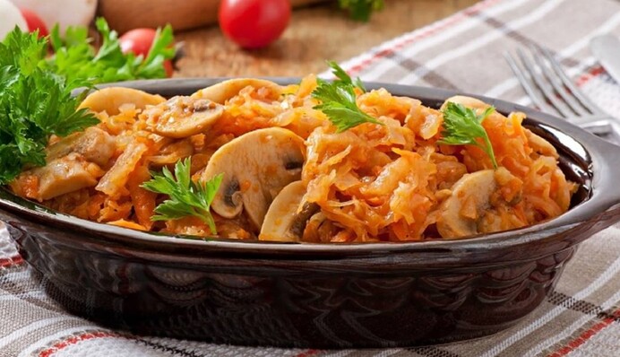 Как вкусно стушить капусту с мясом и грибами: простой рецепт