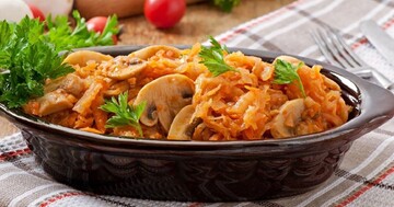Як смачно стушкувати капусту з м'ясом та грибами: простий рецепт