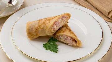 Як приготувати смачні млинці з шинкою та сиром: простий рецепт