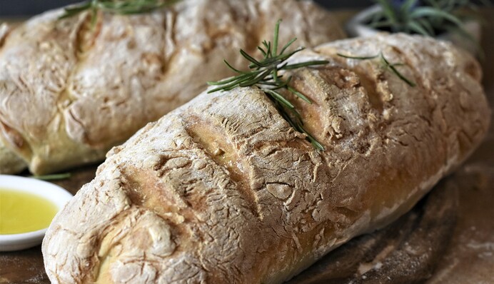 Печем ароматную домашнюю чиабатту: простой рецепт