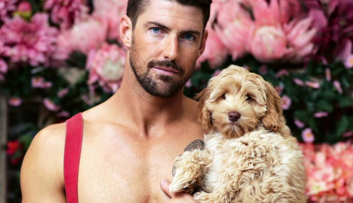 Австралийские пожарные снялись для календаря на 2022 год с голыми торсами и пушистыми животными: фото