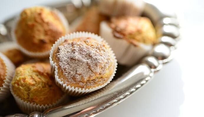 Печем дома нежные медовые кексы с яблоком: простой рецепт