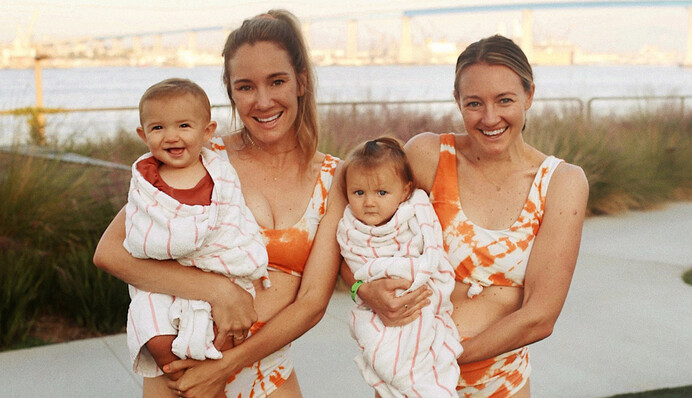 Сестры повторили милое детское фото, на котором изображали беременных - теперь все по-настоящему