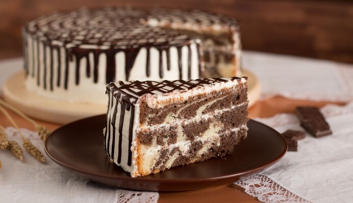 Як приготувати домашній торт Зебра на сметані: простий рецепт