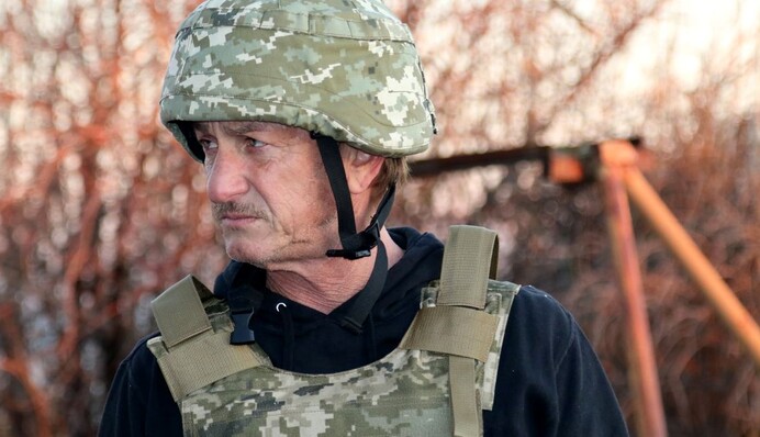 Актер Шон Пенн впервые приехал в Украину и отправился на Донбасс: фото