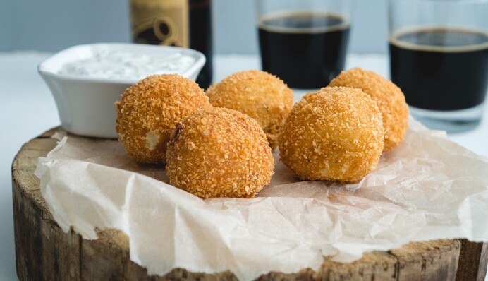 Как приготовить сырные шарики с ветчиной на сковороде: рецепт закуски