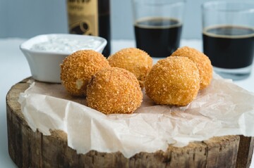 Як приготувати сирні кульки з шинкою на сковороді: рецепт закуски