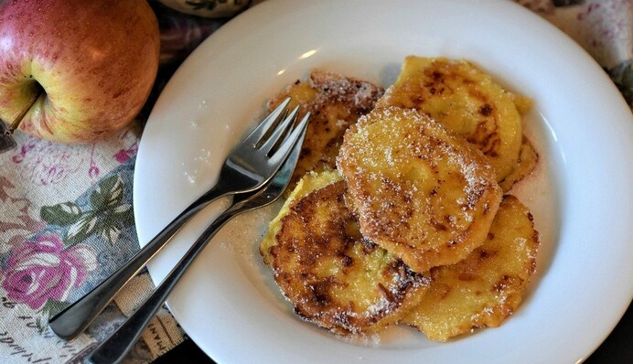 Як приготувати смачні оладки з бананом на сніданок: простий рецепт