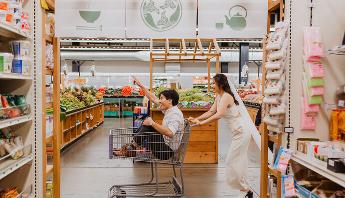 Пара захотела оригинальную фотосессию к свадьбе и отправилась в супермаркет - результат вышел веселым