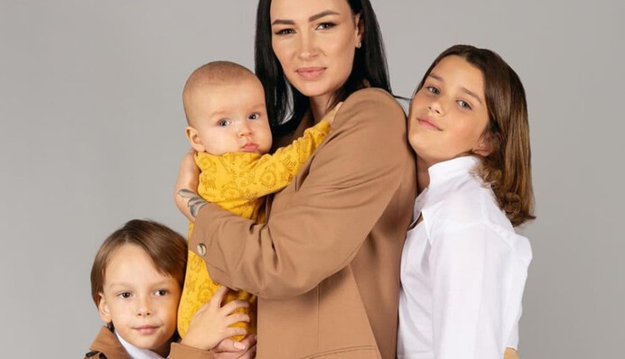 Анастасия Приходько показала троих детей в милой семейной фотосессии