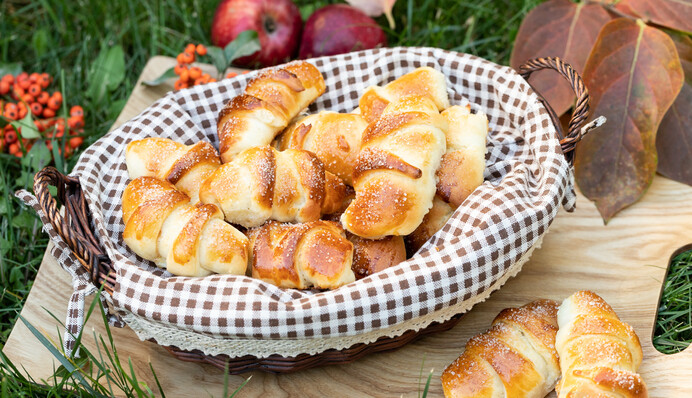 Печем ароматные булочки с корицей и яблочной начинкой: простой рецепт