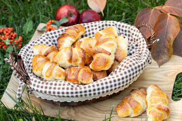 Печемо ароматні булочки з корицею та яблучною начинкою: простий рецепт