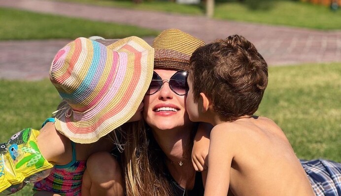 Слава Каминская устроила пляжную фотосессию с детьми после скандального интервью о 