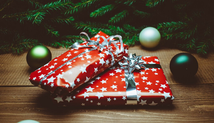 Дівчина показала в TikTok, як красиво запакувати подарунок - лайфхак стане в нагоді на Новий рік