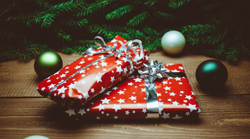 Дівчина показала в TikTok, як красиво запакувати подарунок - лайфхак стане в нагоді на Новий рік