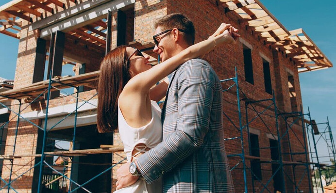 Два поверхи та панорамні вікна. Володимир Остапчук показав будинок, який будує разом із дружиною