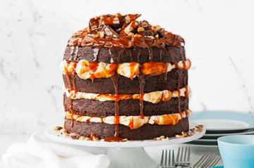 Як приготувати вдома шоколадний торт Снікерс: простий рецепт