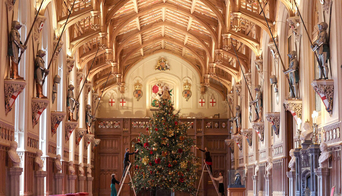 У Віндзорському замку Єлизавети II вже нарядили різдвяну ялинку - як вона виглядає