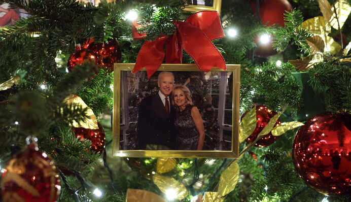 Джилл Байден показала різдвяні декорації Білого дому - у ньому 41 ялинка та 78 тисяч вогників